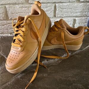 Nike kids sneakers 3.5
